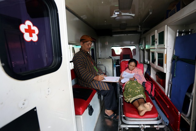 Sri Yuni Wigati (kanan) mengerjakan soal Ujian Nasional (UN) dengan didampingi pengawas ujian di dalam mobil ambulans di SMAK Diponegoro Kota Blitar, Jawa Timur, Selasa (5/4/2016). Pelajar itu terpaksa mengerjakan soal UN di mobil ambulans lantaran mengalami patah tulang pada bahu kirinya, setelah terlibat kecelakaan beberapa hari sebelum hari H pelaksanaan UN. (JIBI/Solopos/Antara/Irfan Anshori)