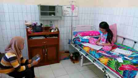 Dessy Farida, 19, siswi Kelas XII SMAN 1 Gondang mengerjakan soal UN di Ruang Teratai 11, RSUD Soehadi Prijonegoro Sragen, Senin (4/4/2016). (Moh. Khodiq Duhri/JIBI/Solopos)