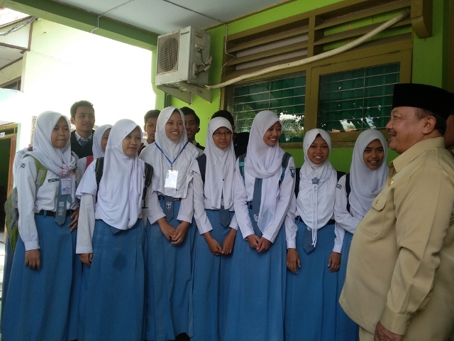Sejumlah peserta UN dari SMAN 1 Geger berdialog dengan Bupati Madiun Muhtarom seusai mengikuti UNBK, Senin (4/4/2016). (Abdul Jalil/JIBI/Madiunpos.com)