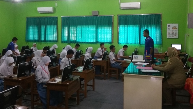 Peserta UNBK di SMAN 1 Geger Madiun mengerjakaan soal ujian menggunakan komputer, Senin (4/4/2016). (Abdul Jalil/JIBI/Madiunpos.com)
