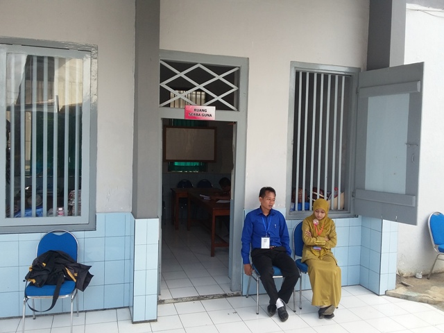 Pengawas menunggui seorang pelajar berstatus tahanan yang mengerjakan UN di Rutan Kelas IIB Ponorogo, Selasa (5/4/2016). (Abdul Jalil/JIBI/Madiunpos.com)