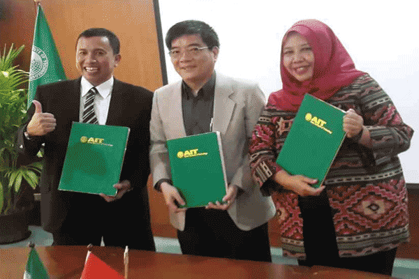 Dekan FT Undip, Agung Wibowo (kiri), dan Dekan School of Engineering and Technology AIT, Prof Voratas Kachitivichyanukul, menunjukkan naskah kerja sama kedua universitas tersebut.