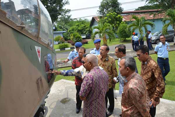 Para veteran penerbang Bronco meninjau pesawat OV-10 Bronco yang berada di halaman Museum Pusat TNI AU Dirgantara Mandala, Jumat (15/4/2016). (JIBI/Harian Jogja/TNI AU)