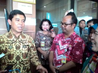 Menteri Pendayagunaan Aparatur Negara dan Reformasi Birokrasi (PAN-RB), Yuddy Cristandi (kiri), saat berdialog dengan salah seorang warga (kanan) di Kantor Pertanahan Nasional Kabupaten Semarang, Jumat (29/4/2016). Dalam kesempatan itu, Yuddy juga mengecam kegiatan kunjungan kerja (kunker) yang dilakukan para pejabat Pemkab Semarang di Jatim, Selasa-Kamis (26-28/4/2016). (JIBI/Semarangpos.com/Imam Yuda Saputra)