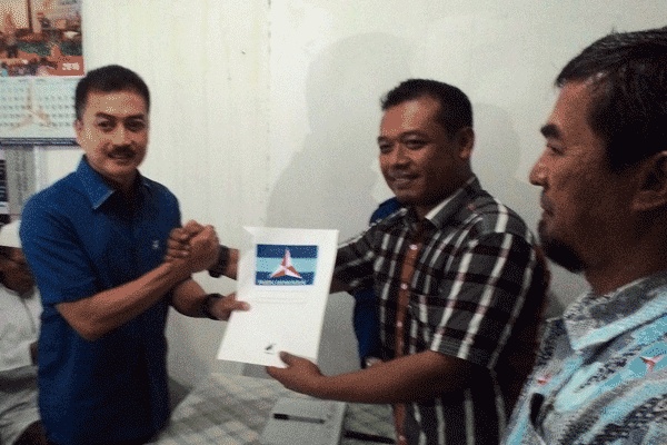 Wali Kota Salatiga, Yuliyanto (kiri), saat mengambil formulir pendaftaran calon wali kota di kantor DPC Partai Demokrat (PD) Salatiga, Rabu (4/6/2016). (Imam Yuda Saputra/JIBI/Semarangpos.com)