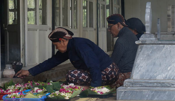 Kerabat Puro Pakualaman melakukan ziarah ke kompleks Astana Girigondo dalam rangka peringatan Hadeging Projo Dalem Kadipaten Pakualam ke-204 di Girigondo, Kaligintung, Temon pada Kamis (28/4/2016). (Sekar Langit Nariswari/JIBI/Harian Jogja)