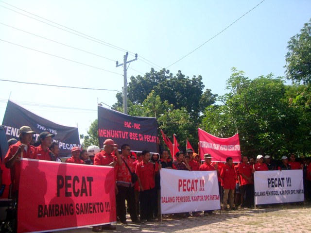 Seratusan orang berunjuk rasa di depan Kantor DPC PDIP Sragen untuk menuntut agar Bambang Samekto dipecat dari keanggotaan PDIP, Selasa (10/5/2016). (Tri Rahayu/JIBI/Solopos)