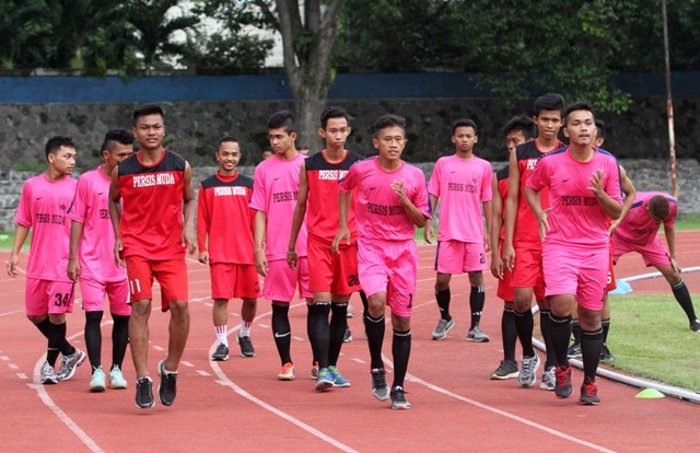 Pemain Persis muda melakukan latihan fisik di stadion Sriwedari, Solo, Saleasa (16/2). Rencananya Persis muda akan menjajal PS Al Wathoni namun batal karena kondisi lapangan masih dalam perbaikan. (JIBI/SOLOPOS/ Sunaryo Haryo Bayu)