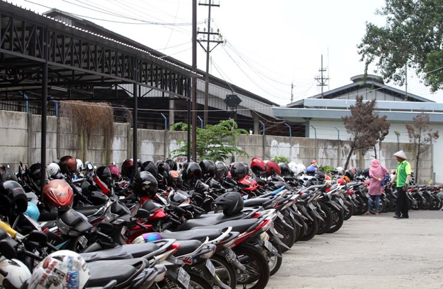 Suasana area parkir di kompleks Stasiun Purwosari, Solo, Senin (16/5/2016). Pengguna jasa parkir mengeluhkan rencana kenaikan tarif yang diterapkan pada 1 Juni mendatang. (Ivanovich Aldino/JIBI/Solopos)