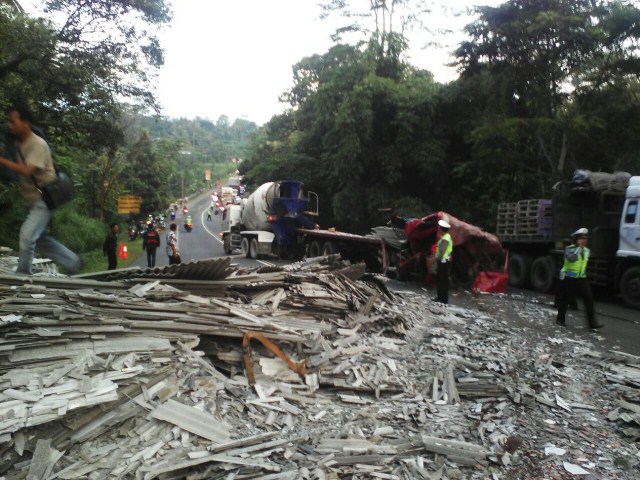 Kondisi truk pengangkut asbes saat lakaKeboan, Boyolali, Sabtu (30/4/2016). (Istimewa)