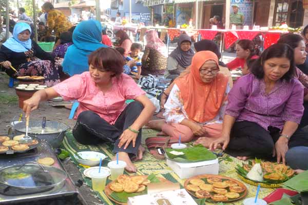 Warga Sosromenduran tengah membuat apem. Tradisi apeman dalam rangka menyambut ramadan itu dilombakan dan menarik wisatawan. (Ujang Hasanudin/JIBI/Harian Jogja)
