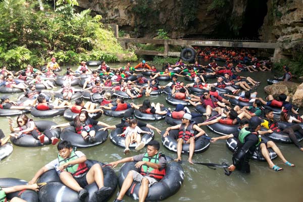 Ratusan wisatawan mengantri untuk masuk ke dalam mulut gua obyek wisata Gua Pindul yang berada di dusun Gelaran, Bejiharjo, Karangmojo, Gunungkidul, Jumat (6/5/2016). (Mayang Nova Lestari/JIBI/Harian Jogja)