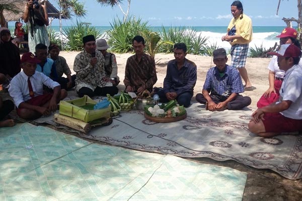 Suasana kenduri yang dilakukan warga Kelor Kidul usai menggelar upacara bendera dengan pakaian SD yang dilakukan di kawasan Pantai Watukodok. Rabu (25/5/2016). (David Kurniawan/JIBI/Harian Jogja)