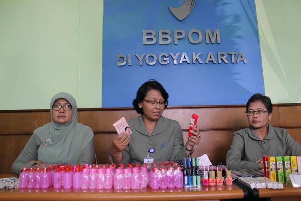 Kepala BBPOM DIY I Gusti Ayu Adhi Aryapatni (tengah) ketika menunjukkan barang bukti berupa kosmetik dan obat tradisional ilegal dan mengandung bahan berbahaya di BBPOM DIY, Jogja, Senin (2/5/2016). (Kusnul Isti Qomah/JIBI/Harian Jogja)