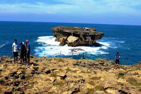 Sejumlah pengunjung melihat keindahan alam di sekitar Pantai Timang, Desa Purwodadi, Kecamatan Tepus. Jumat (13/5/2016). (David Kurniawan/JIBI/Harian Jogja)
