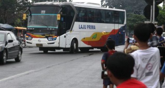 Belasan anak berusia belasan berburu rekaman video klakson tolalet bus di trotoar dekat pintu masuk Terminal Tingkir, Kota Salatiga, Sabtu (14/5/2016) sore. (Imam Yuda Saputra/JIBI/Semarangpos.com)