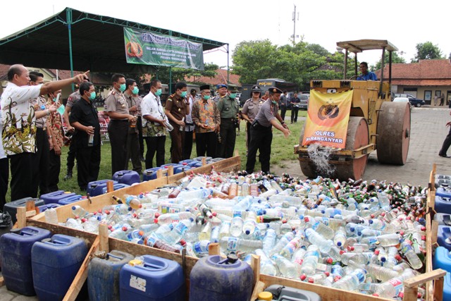 Forum Komunikasi Pimpinan Daerah (Forkompinda) Kabupaten Karanganyar memusnahkan ribuan liter minuman keras hasil operasi pada 2016 di halaman upacara Mapolres Karanganyar, Kamis (2/6/2016). (Sri Sumi Handayani/JIBI/Solopos)