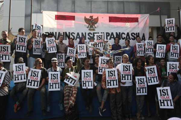 Civitas akademika bersama alumni Institut Seni Indonesia (ISI) Yogyakarta berorasi untuk menolak terhadap Hizbut Tahrir Indonesia (HTI) saat aksi damai di depan Rektorat ISI, Sewon, Bantul, DI Yogyakarta, Jumat (17/06/2016). Dalam aksinya mereka mengajak seluruh pemangku kepentingan di ISI Yogyakarta dan pemerintah desa setempat untuk melawan segala bentuk gerakan (individu atau kelompok) yang anti Pancasila serta mendorong penegak hukum untuk mengusut lebih lanjut segala aktivitas HTI yang menentang Pancasila. (Desi Suryanto/JIBI/Harian Jogja)