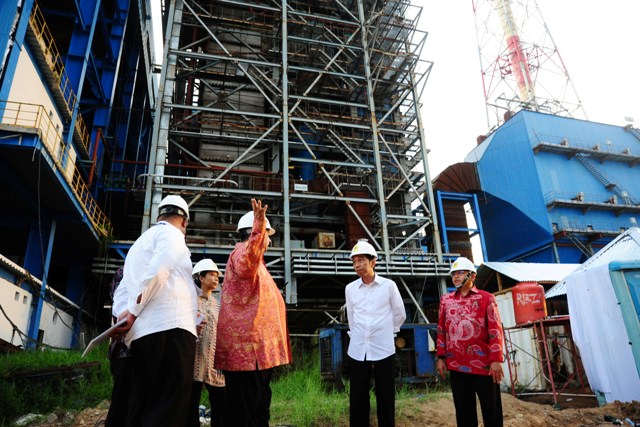 Presiden Joko Widodo (dua kanan) didampingi Menteri BUMN, Rini Soemarno (dua kiri), Direktur Utama PT PLN, Sofyan Basir (tiga kiri) dan Gubernur Kalbar, Cornelis (kanan) meninjau proses groundbreaking mobile power plant (MPP) di Desa Jungkat, Kabupaten Mempawah, Kalbar, Kamis (2/6/2016). Presiden Joko Widodo melakukan kunjungan kerja ke Kalbar guna melakukan Groundbreaking Mobile Power Plant (MPP) 100 MW dan meresmikan PLTU Ketapang 20 MW. (JIBI/Solopos/Antara/Jessica Helena Wuysang)