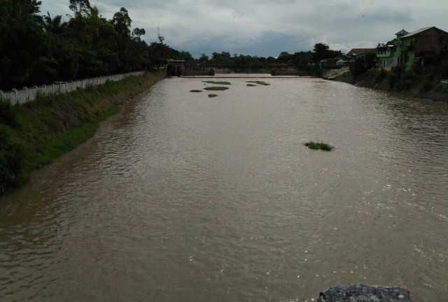 Kali Anyar depan Terminal Tirtonadi Solo, Minggu (19/8/2016). (Burhan AN/JIBI/Solopos)