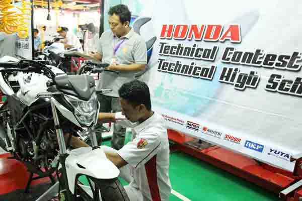 Uji kompetensi teknik sepeda motor bagi siswa Sekolah Menengah Kejuruan (SMK) (dok. AHM)