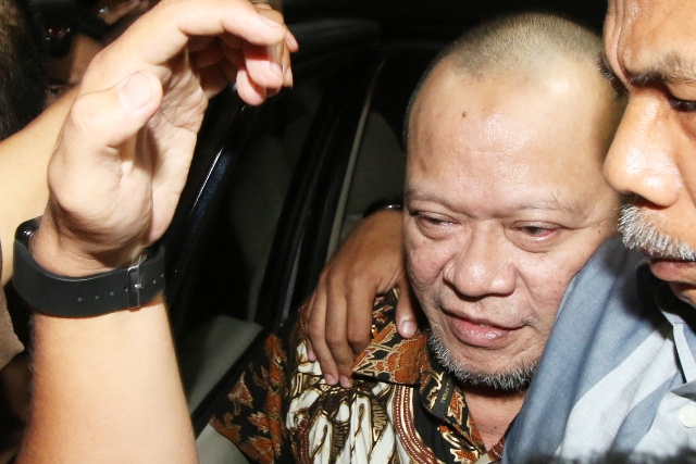 Tersangka kasus dugaan korupsi penyalahgunaan dana hibah di Kadin Jawa Timur La Nyalla Mattalitti dikawal petugas saat tiba di Gedung Bundar Kejaksaan Agung, Jakarta, Selasa (31/5/2016). (JIBI/Solopos/Antara/Rivan Awal Lingga)