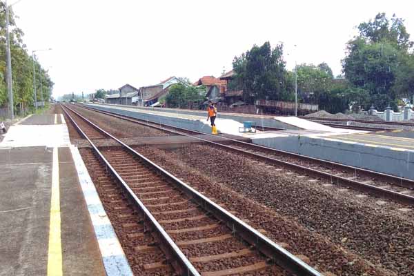 Seorang petugas pemeriksa jalan (PPJ) tampak menyeberangi rel di dekat Stasiun Wates, Kulonprogo, usai melakukan pantauan kondisi jalur kereta api, Senin (27/6/2016). (Rima Sekarani I.N./JIBI/Harian Jogja)