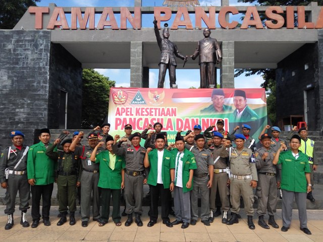 Personel Barisan Ansor Serbaguna (Banser) dan GP Ansor Karanganyar berfoto bersama dengan latar belakang proklamator kemerdekaan RI, Soekarno, dan Moh. Hatta, di Taman Pancasila, Rabu (1/6/2016). (Kurniawan/JIBI/Solopos)