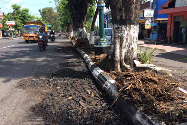 Ruas Jalan Jendral Sudirman, Bantul yang bergelombang sudah mulai diperbaiki, Rabu (1/6). Perbaikan yang dilakukan di jalanan tersebut tidak secara menyeluruh namun hanya menghilangkan bagian yang menyembul akibat akar pohon perindang, kemudian dengan menambal dan pengaspalan pada bagian tersebut. (Yudho Priambodo/JIBI/Harian Jogja)