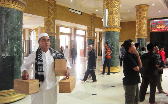 Seorang takmir Masjid Agung Al Aqsha membawa kotak amal usai salat Jumat perdana di masjid setempat, Jumat (3/6/2016). Masjid yang dibangun dengan anggaran senilai Rp65 miliar itu mulai difungsikan sebagai tempat ibadah salat dan kegiatan keagamaan lainnya, Jumat. (Ponco Suseno/JIBI/Solopos)