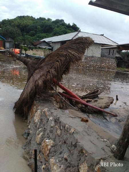 Di pantai Drini, air laut mencapai pemukiman warga, Rabu (8/6/2016) pagi. (Foto Istimewa).