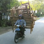 Slamet, warga Desa Mangung, Ngemplak, menjajakan kursi kayunya di jalan raya Sambi-Simo, Minggu (26/6/2016). (Aries Susanto/JIBI/Solopos)