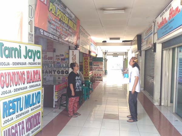 Para pengelola agen tiket bus di Terminal Giwangan saling bercengkerama sambil menunggu calon penumpang yang memesan tiket, Selasa (14/6/2016). (Bernadheta Dian Saraswati/JIBI/Harian Jogja)