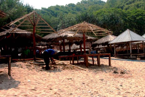 Sejumlah pekerja terlihat sedang memerbaiki gazebo yang ada di kawasan sempadan Pantai Drini, Senin (13/4/2016). (David Kurniawan/JIBI/Harian Jogja)