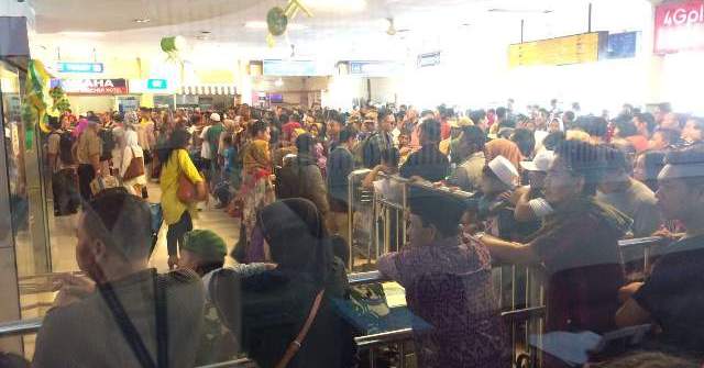 Para pemudik menyemut di Bandara Ahmad Yani, Semarang, Minggu (3/7/2016). (JIBI/Semarangpos.com/Istimewa-Humas Bandara Ahmad Yani)