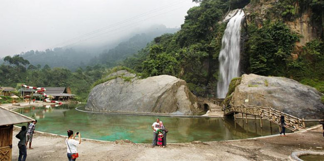 Air Terjun Bidadari (sumber : travel.kompas.com)