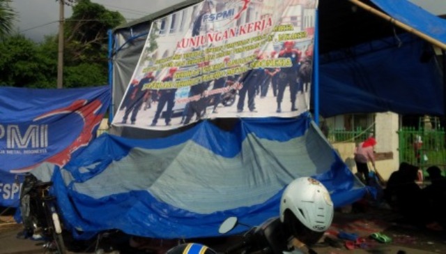 Tenda keprihatinan karyawan perusahaan jamu PT Nyonya Meneer di depan pintu masuk pabrik di Jl Raden Patah, Kaligawe, Semarang, Senin (18/7/2016). Para karyawan ini mendirikan tenda sebagai bentuk protes karena gaji selama lima bulan dan THR mereka yang belum dibayarkan. (JIBI/Semarangpos.com/Imam Yuda Saputra)