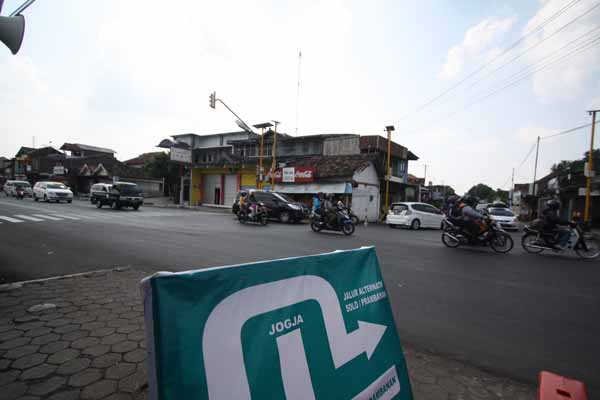 Para pengguna jalan melewati pertigaan Piyungan, Desa Srimartani, Kecamatan Piyungan, Bantul, Selasa (5/7/2016), yang jadi jalur alternatif dari Bantul atau Gunungkidul menuju Sleman ataupun Solo, Jawa Tengah. (Galih Eko Kurniawan/JIBI/Harian Jogja)