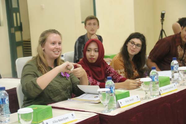 Salah satu diskusi yang dilakukan dalam program Understanding Islam in Indonesia, yang diikuti belasan mahasiswa Flinders University dan UII. (foto istimewa)