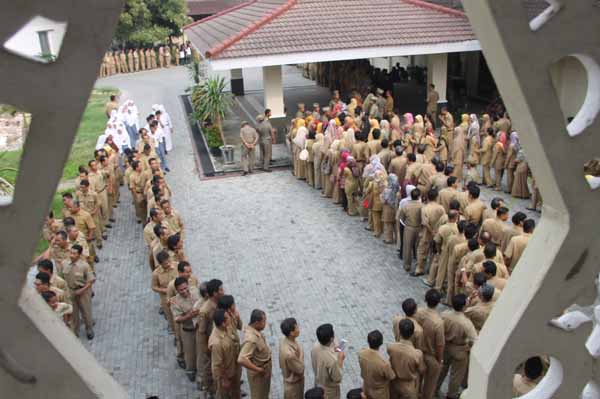 Antrean ratusan PNS mengular saat pelaksanaan halal bihalal usai apel pagi di kantor Bupati Kulonprogo, Wates, Senin (11/7/2016). (Sekar Langit Nariswari/JIBI/Harian Jogja)