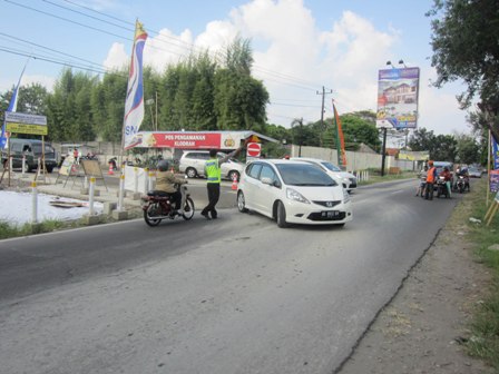 Sejumlah mobil luar kota keluar dari pintu tol Klodran, Colomadu, Karanganyar, Rabu (13/7/2016). (Iskandar/JIBI/Solopos)