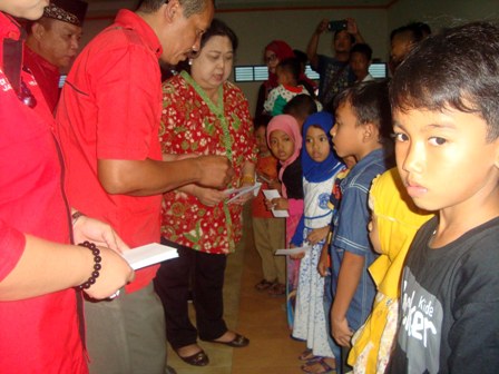 Plh. Ketua DPC PDIP Sragen Nuniek Sri Yuningsih (batik) menyantuni puluhan anak yatim dalam acara buka puasa bersama ratusan kader PDIP di Gedung Kartini Sragen, Minggu (3/7/2016). (Tri Rahayu/JIBI/Solopos)