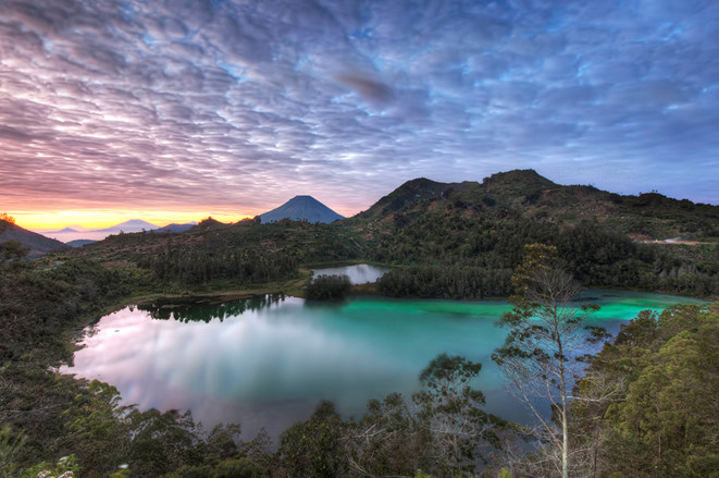 Telaga Warna Bogor (sumber : fotowinara.com)