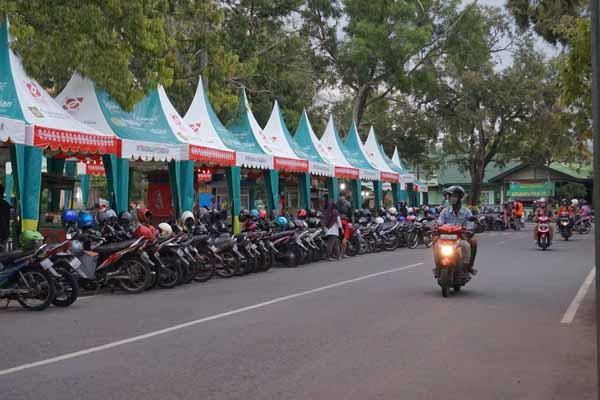 Pengunjung Alun-Alun Wates kini bisa menikmati kuliner tanpa khawatir teriknya sinar matahari. Pasalnya, 40 PKL di kawasan tersebut telah mendapat bantuan tenda pada Rabu (27/7/2016).(Sekar Langit Nariswari/JIBI/Harian Jogja)