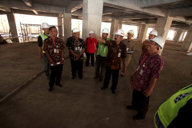 Wali Kota Solo F.X Hadi Rudyatmo (kedua dari kanan) beserta Anggota Komisi III DPRD Solo sidak pembangunan Pasar Klewer Solo, Kamis (11/8/2016). Progres pembangunan Pasar Klewer tahap kedua berjalan 6%. (Nicolous Irawan/JIBI/Solopos)