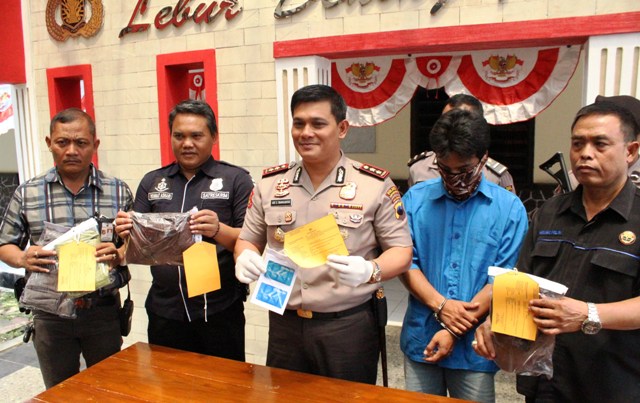 Kapolres Karanganyar, AKBP Ade Safri Simanjuntak, (tengah), didampingi Kasat Reskrim Polres Karanganyar, AKP Rohmat Ashari, (dua dari kiri), KBO Satuan Reskrim Polres Karanganyar, Iptu Tri Gusnadi, (kiri), dan Kasubbag Humas Polres Karanganyar, AKP Rochmat, (kanan), menunjukkan pelaku pembobolan ATM dan barang bukti kejahatan di Mapolres Karanganyar, Kamis (25/8/2016). (Sri Sumi Handayani/JIBI/Solopos)