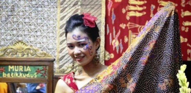Model menunjukan batik hasil karya usaha mikro kecil dan menengah (UMKM) Kudus. (JIBI/Solopos/Antara/Andreas Fitri Atmoko)