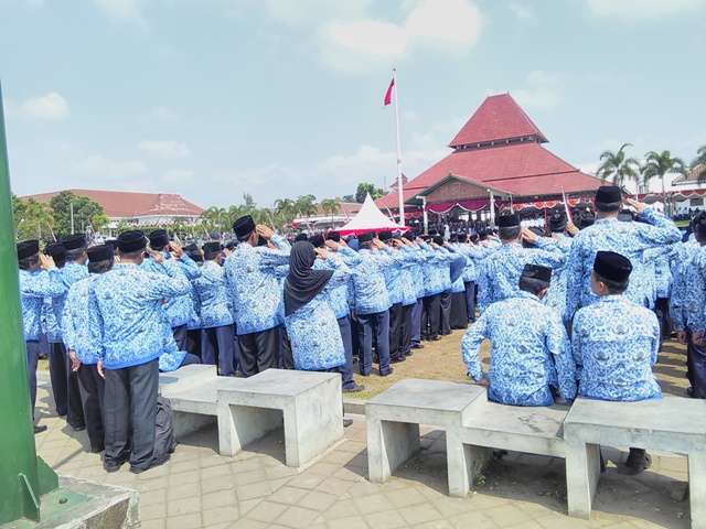 2 PNS duduk-duduk saat Upacara hari ulang tahun (HUT) ke-71 Kemerdekaan Republik Indonesia di Alun-Alun Boyolali, Rabu (17/8/2016). (Aries Susanto/JIBI/Solopos)