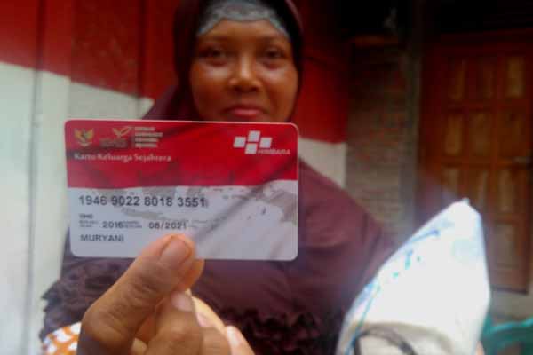 -Warga Desa Cerme, Kecamatan Panjatan, Kulonprogo bernama Muryani menunjukkan kartu keluarga sejahtera miliknya yang digunakan untuk transaksi nontunai di elektronik warung gotong royong (e-warong) Kelompok Usaha Bersama (KUBE) Program Keluarga Harapan (PKH) di Dusun V, Desa Krembangan, Kecamatan Panjatan, Kulonprogo,Jumat (26/8/2016).(Rima Sekarani I.N./JIBI/Harian Jogja)