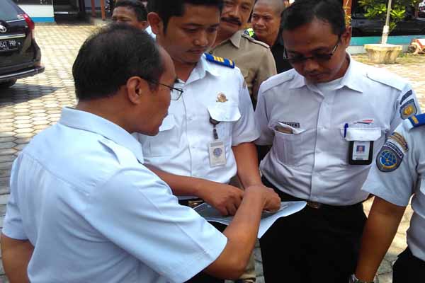 -Tim dari PT KAI berdiskusi terkait penyusunan rencana trase dan desain jalur kereta api menuju bandara New Yogyakarta Internasional Airport (NYIA) saat melakukan peninjauan lapangan di halaman Balai Desa Kebonrejo, Kecamatan Temon, Kulonprogo, Senin (29/8/2016).(Rima Sekarani I.N./JIBI/Harian Jogja)